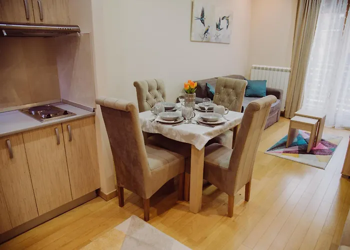 Gora Apartman, * زلاتيبور