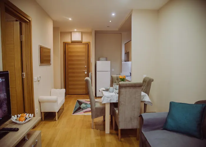 Gora Apartman, * زلاتيبور